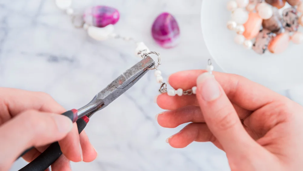 Read more about the article Should You Clean Jewellery with Toothpaste? A Comprehensive, Expert-Backed Guide